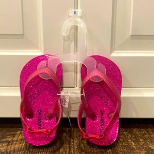 Old Navy baby girl 12-18m flip-flops w/ hot pink & and glittery size 6